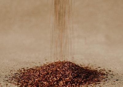 Té Rooibos ecológico original de Sudafrica. Montoncito sobre mesa.