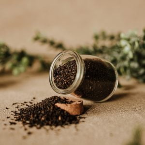 Té negro ecológico a granel english breakfast derramado sobre la mesa