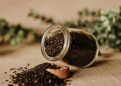 Té negro ecológico a granel english breakfast derramado sobre la mesa