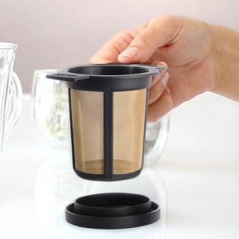 filtro de té finum negro con malla de acero inoxidable cogido con la mano