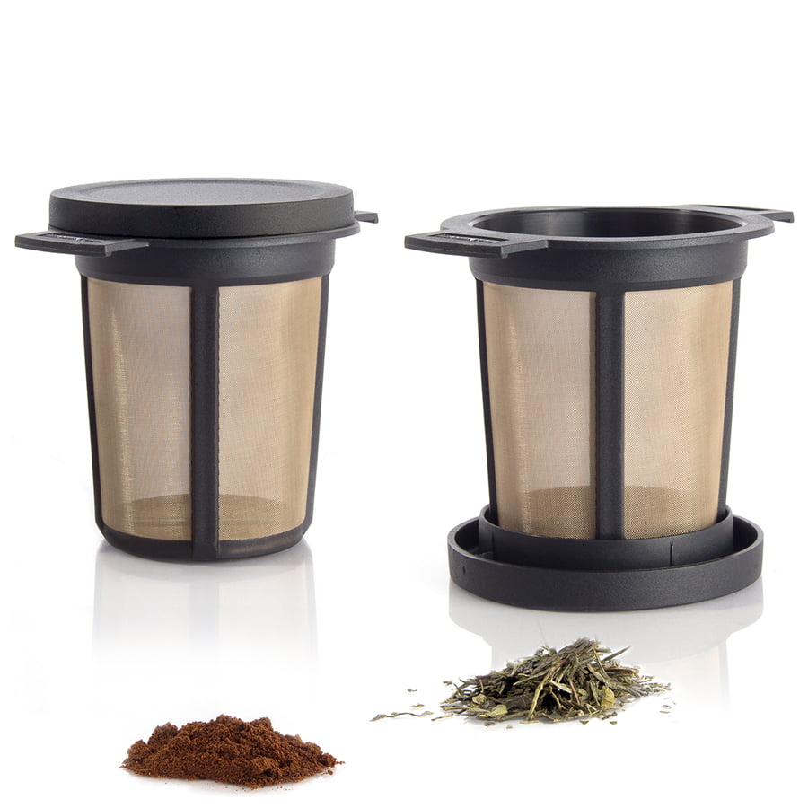 dos filtros de té finum junto a montoncitos de té y café