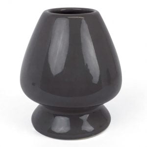 Soporte negro para batidor té matcha.