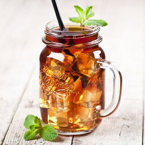 Té helado tradicional con hojas de menta en vaso de cristal.