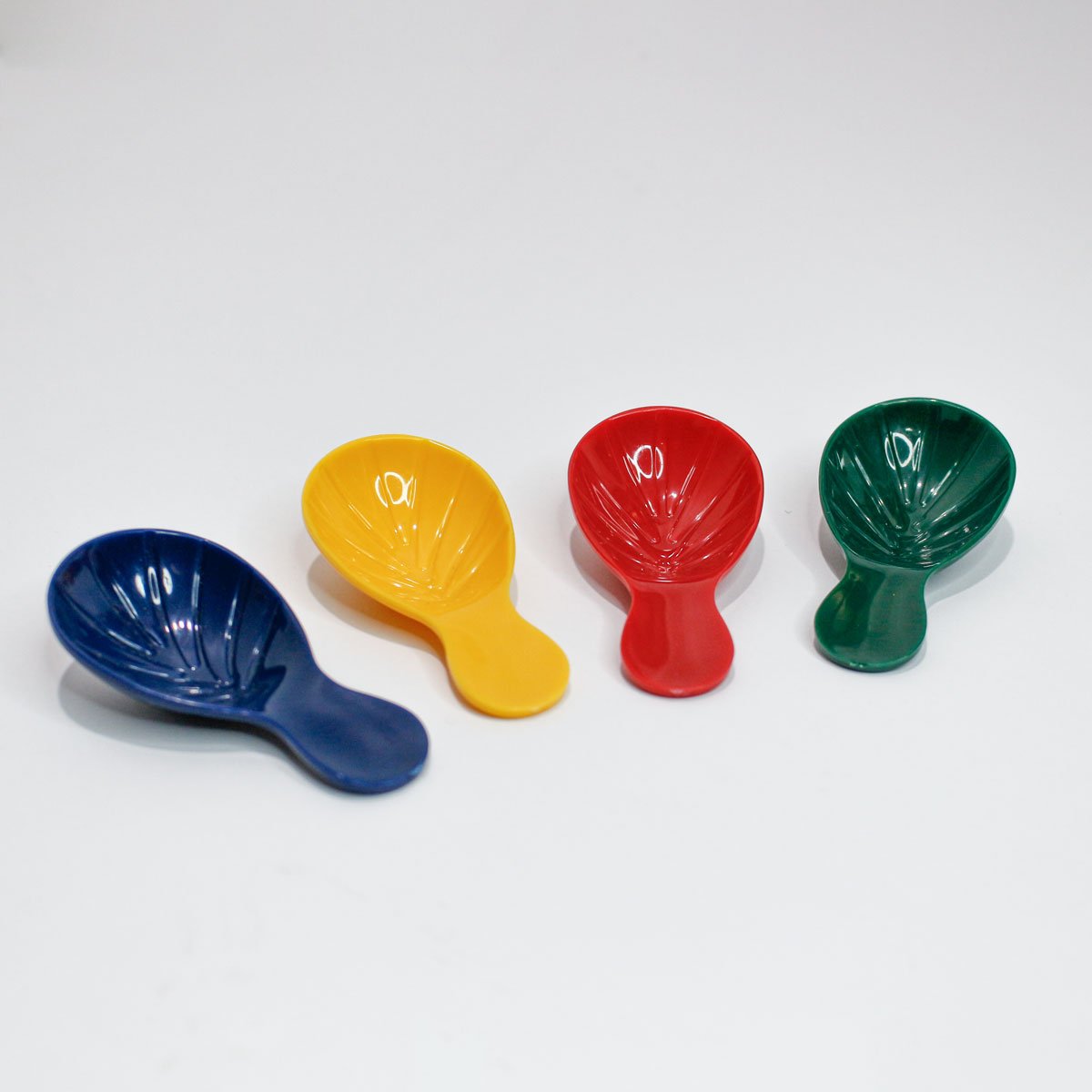 Cucharitas medidoras de té de colores. Tecológico.
